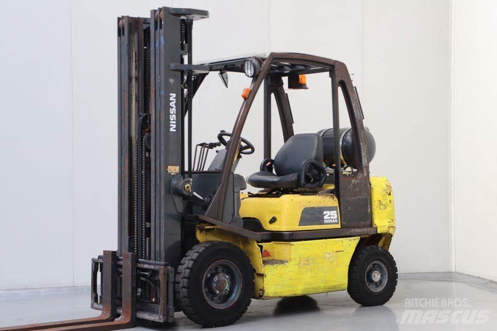 Nissan UD02A25PQ Chariots GPL