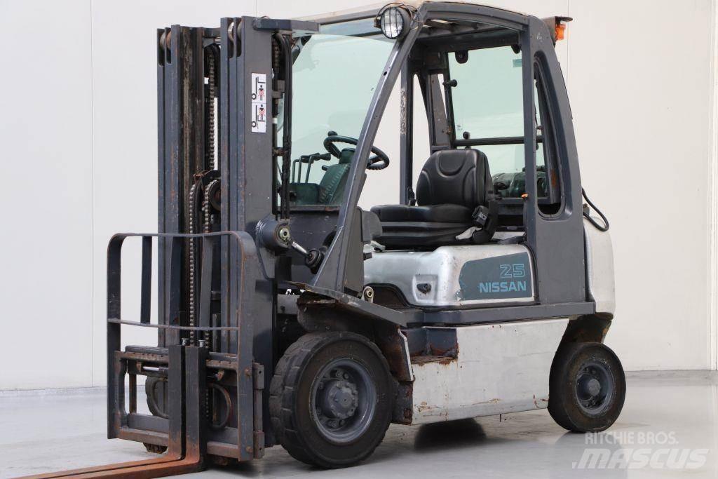 Nissan UD02A25PQ Chariots GPL