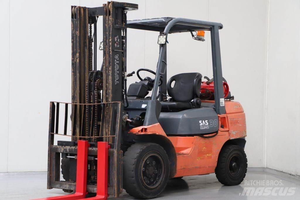 Toyota 02-7FGF30 Chariots GPL