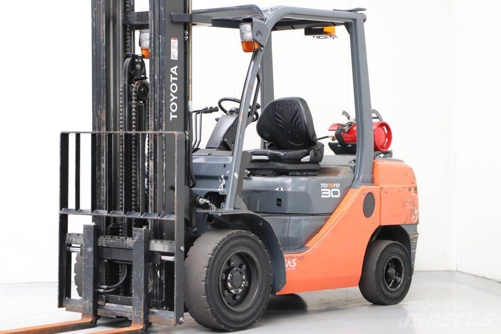 Toyota 02-8FGF30 Chariots GPL