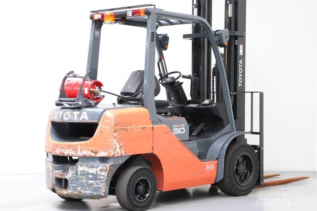 Toyota 02-8FGF30 Chariots GPL