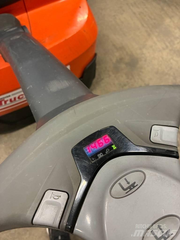 Toyota SWE120L Gerbeur accompagnant