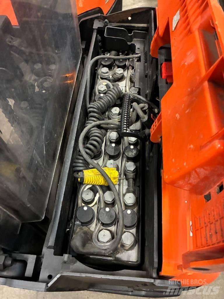 Toyota SWE120L Gerbeur accompagnant