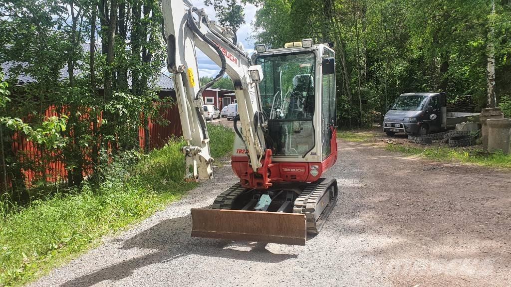 Takeuchi TB230 Mini pelle < 7t