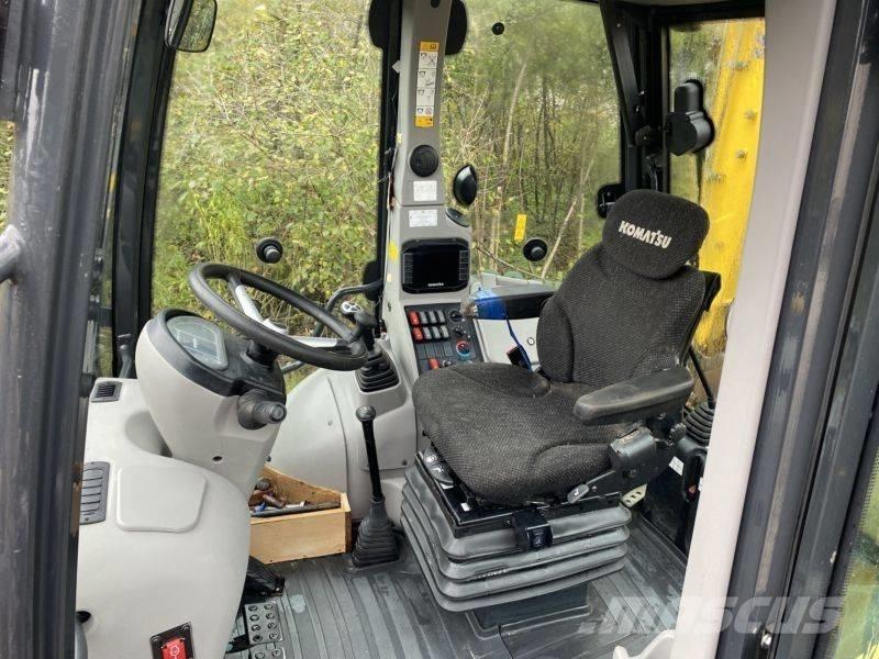 Komatsu WB 93 R-8 Tractopelle