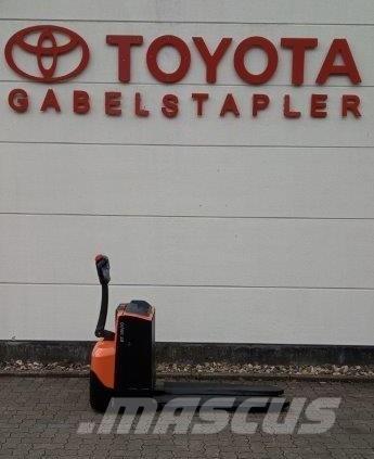 Toyota LWE 200 Gerbeur accompagnant