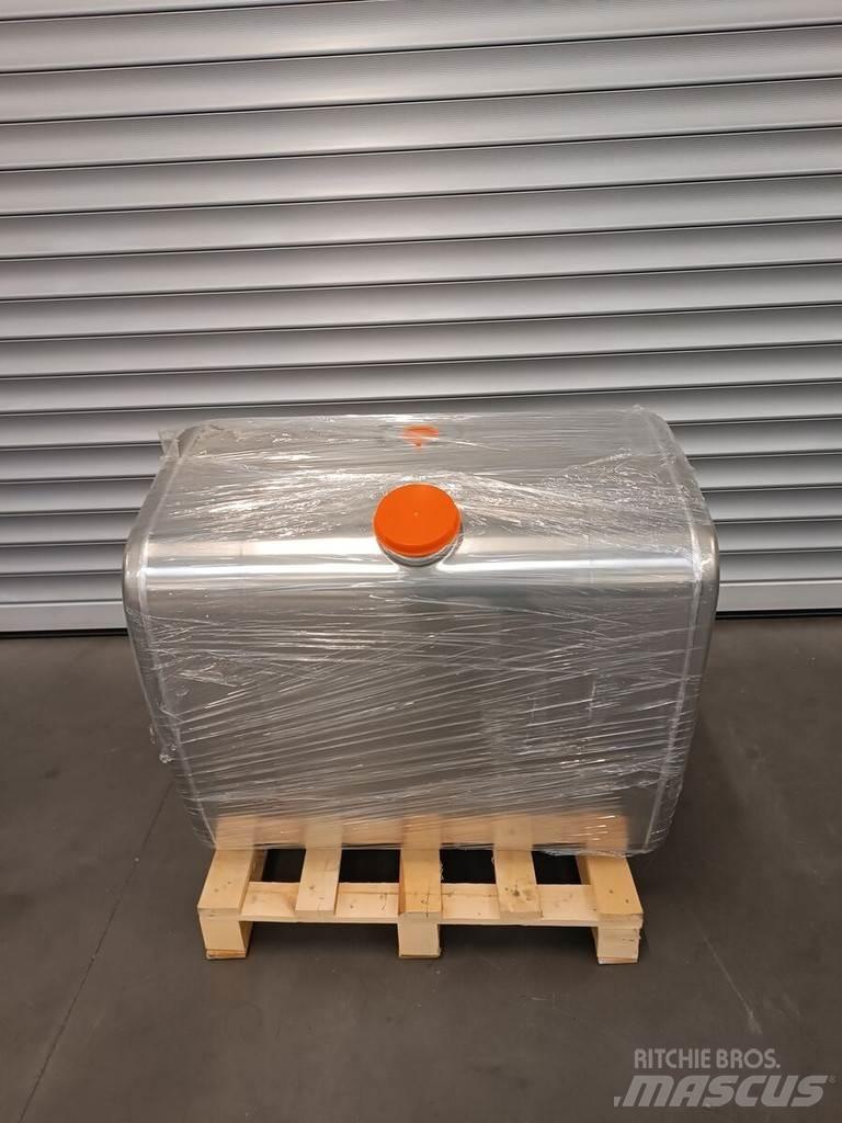 Volvo 400 L. Réservoirs de carburant et d'additifs