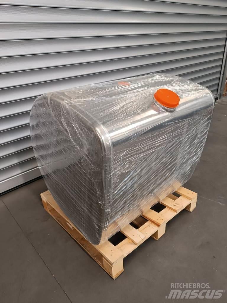 Volvo 400 L. Réservoirs de carburant et d'additifs