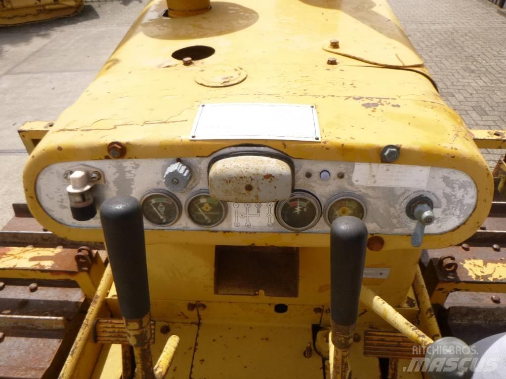 CAT D 4 D Bouteurs sur chenilles