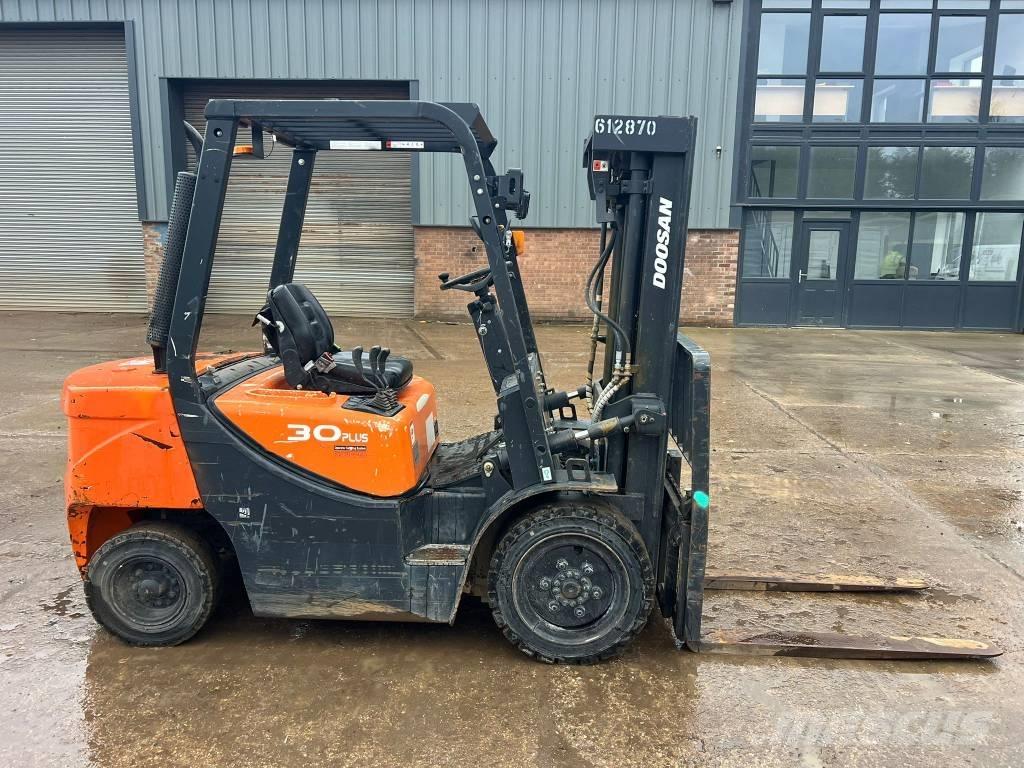 Doosan D 30 GP Chariots diesel
