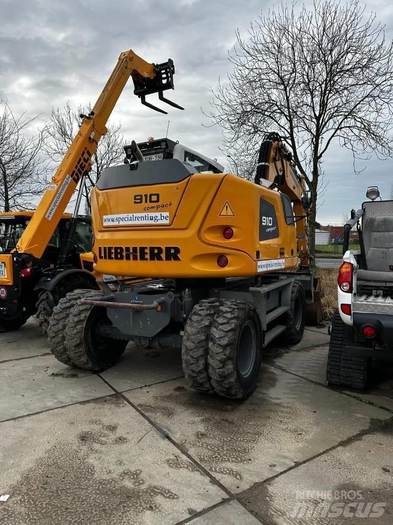 Liebherr 910 Compact Pelle sur pneus