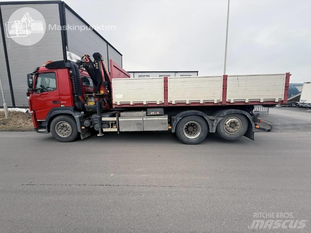 Volvo FM 370 Camion plateau ridelle avec grue