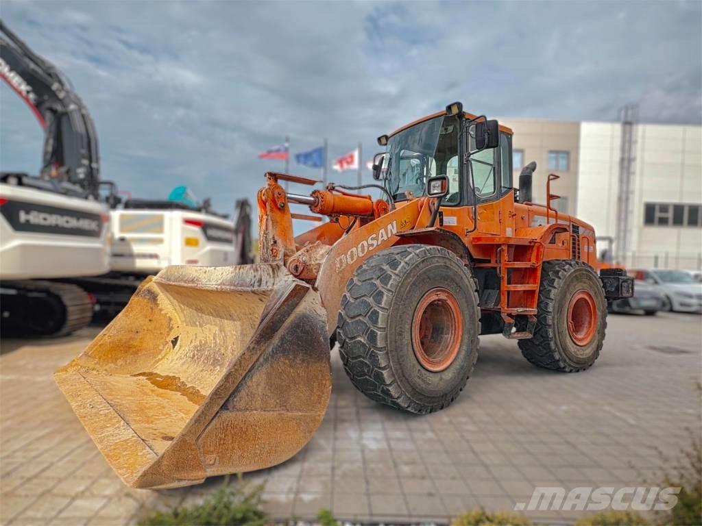 Doosan DL 300 Chargeuse sur pneus