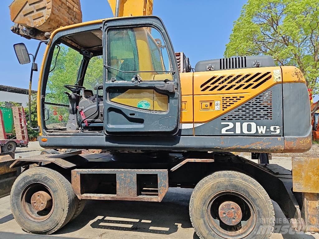 Hyundai R210W-9 Pelle sur pneus