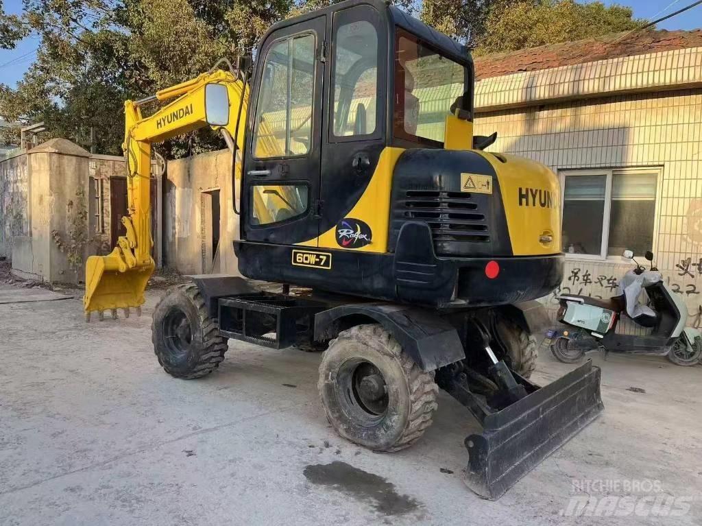 Hyundai 60 W Pelle sur pneus
