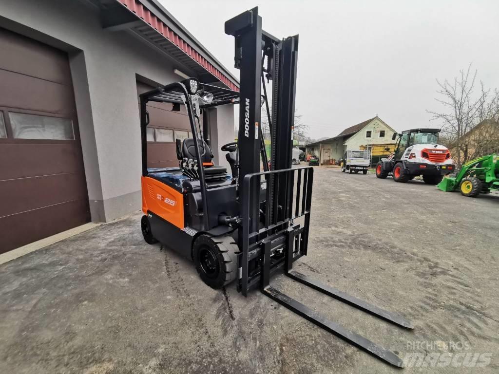 Doosan B25S-7 Chariots élévateurs électriques