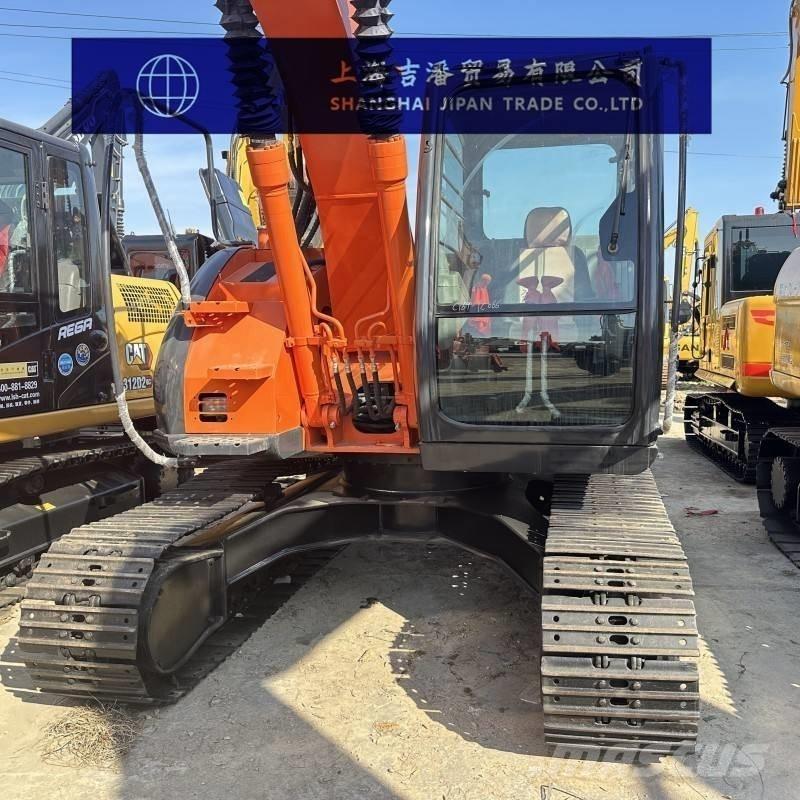 Hitachi ZX 135 Pelle sur chenilles