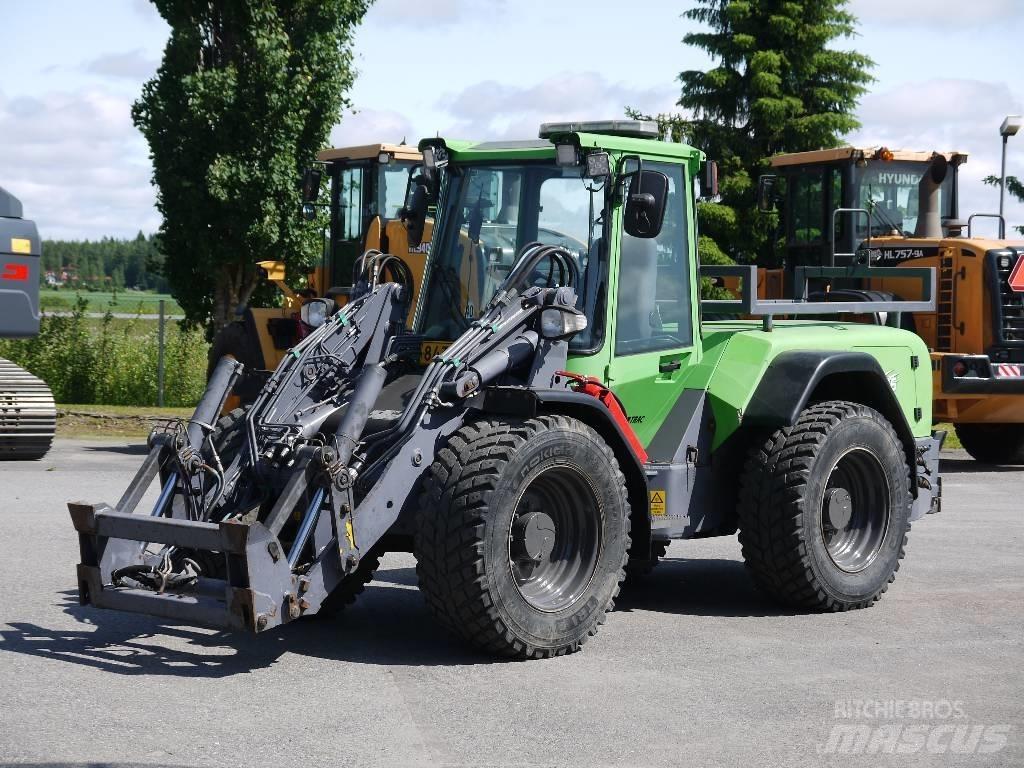 LM Trac 686 Chargeuse sur pneus