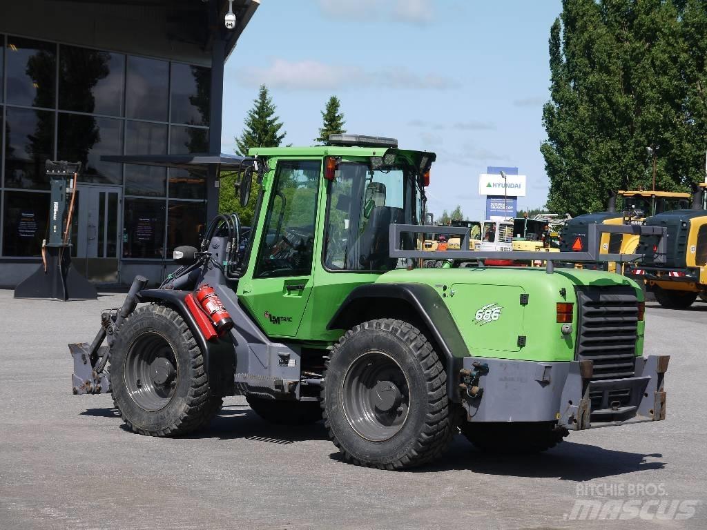 LM Trac 686 Chargeuse sur pneus