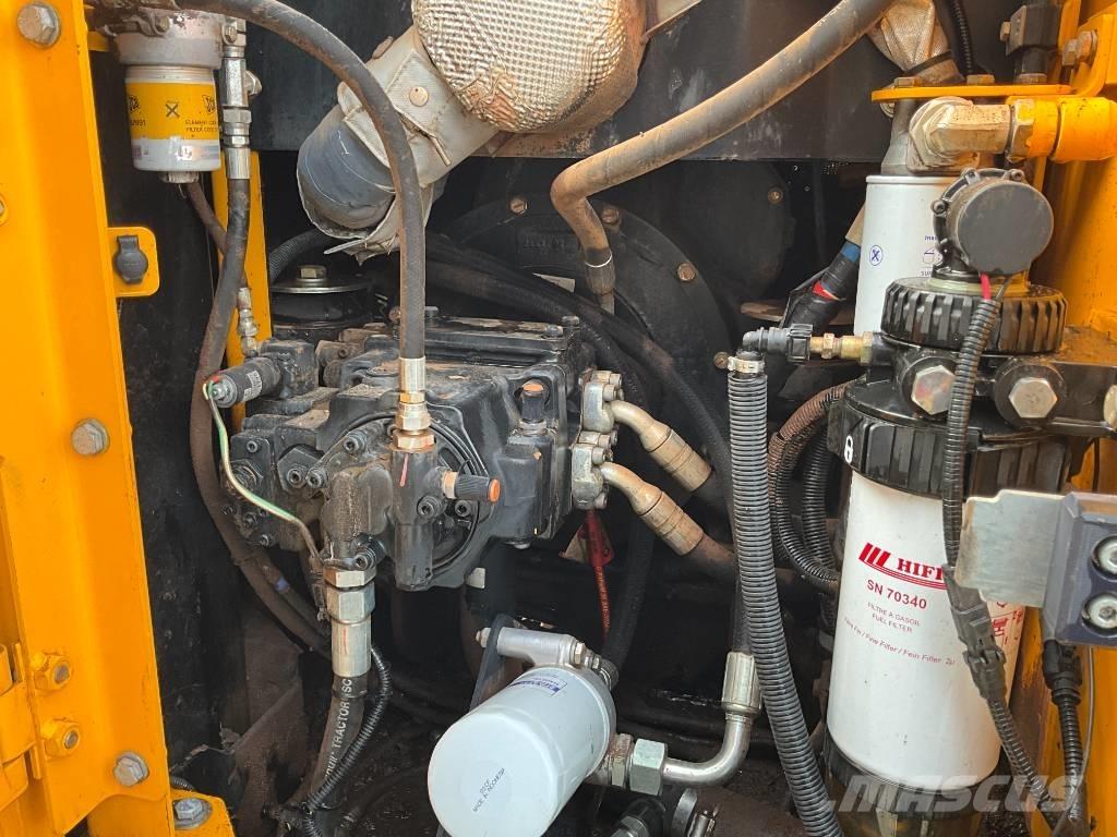 JCB JS 130 LC Pelle sur chenilles