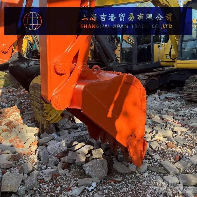 Hitachi ZX 135 Pelle sur chenilles