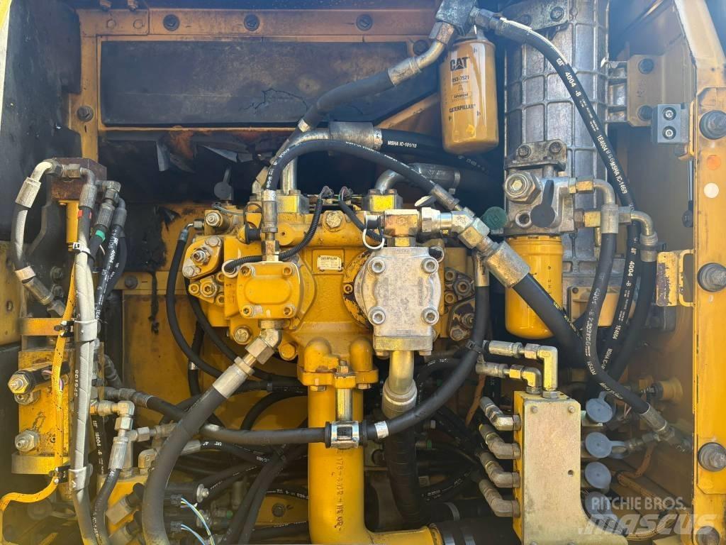 CAT 323 D L Pelle sur chenilles