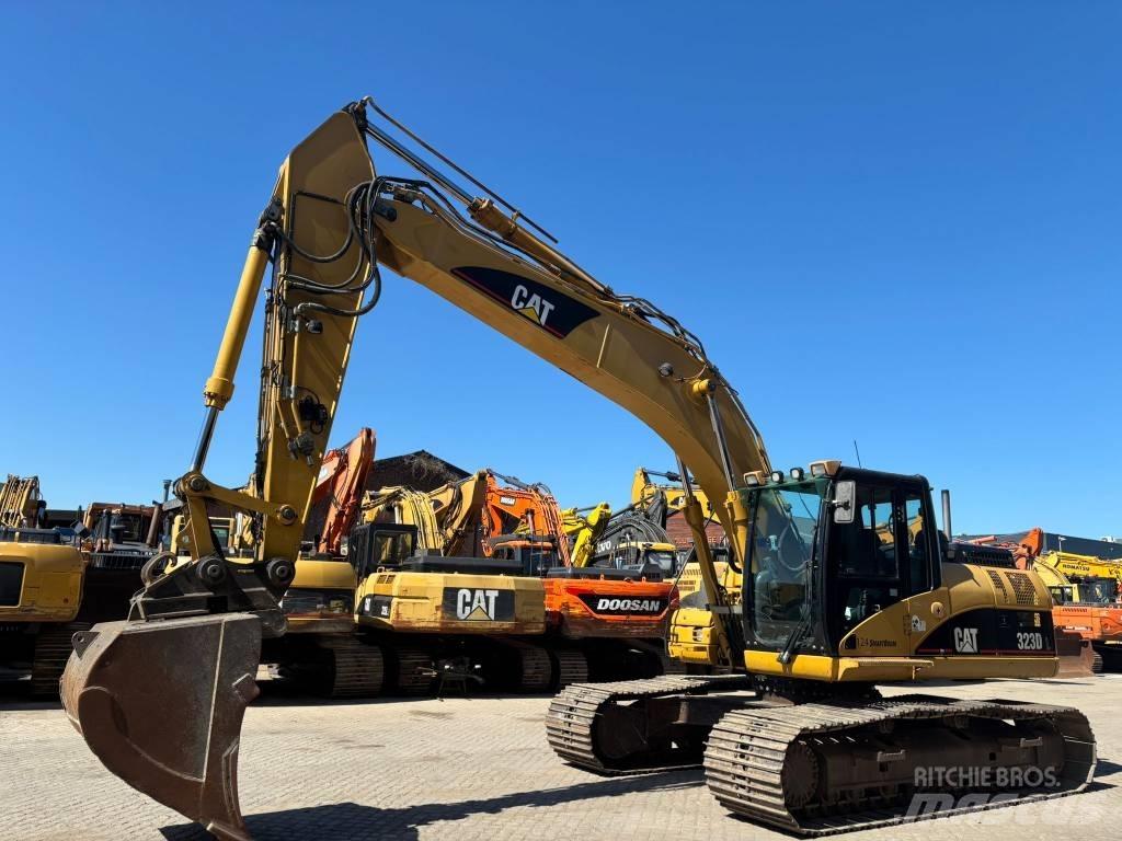 CAT 323 D L Pelle sur chenilles