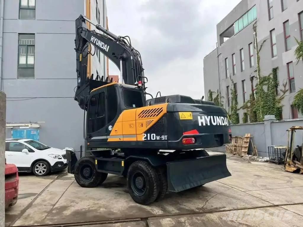 Hyundai R210W-9T Pelle sur pneus