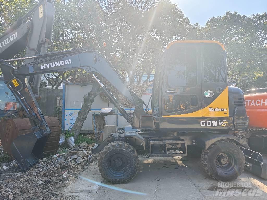 Hyundai R60W Pelle sur pneus
