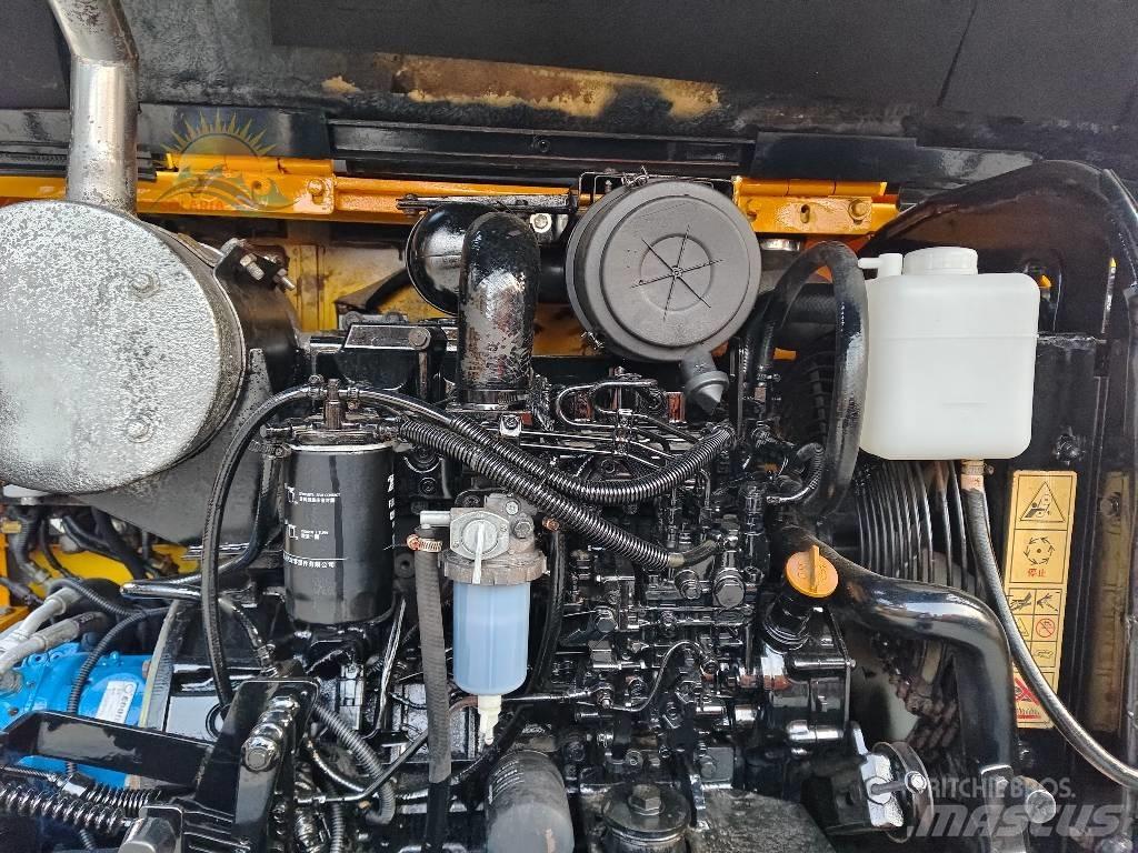 Hyundai R60W Pelle sur pneus