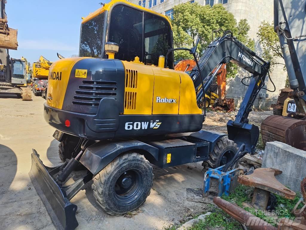Hyundai R60W Pelle sur pneus