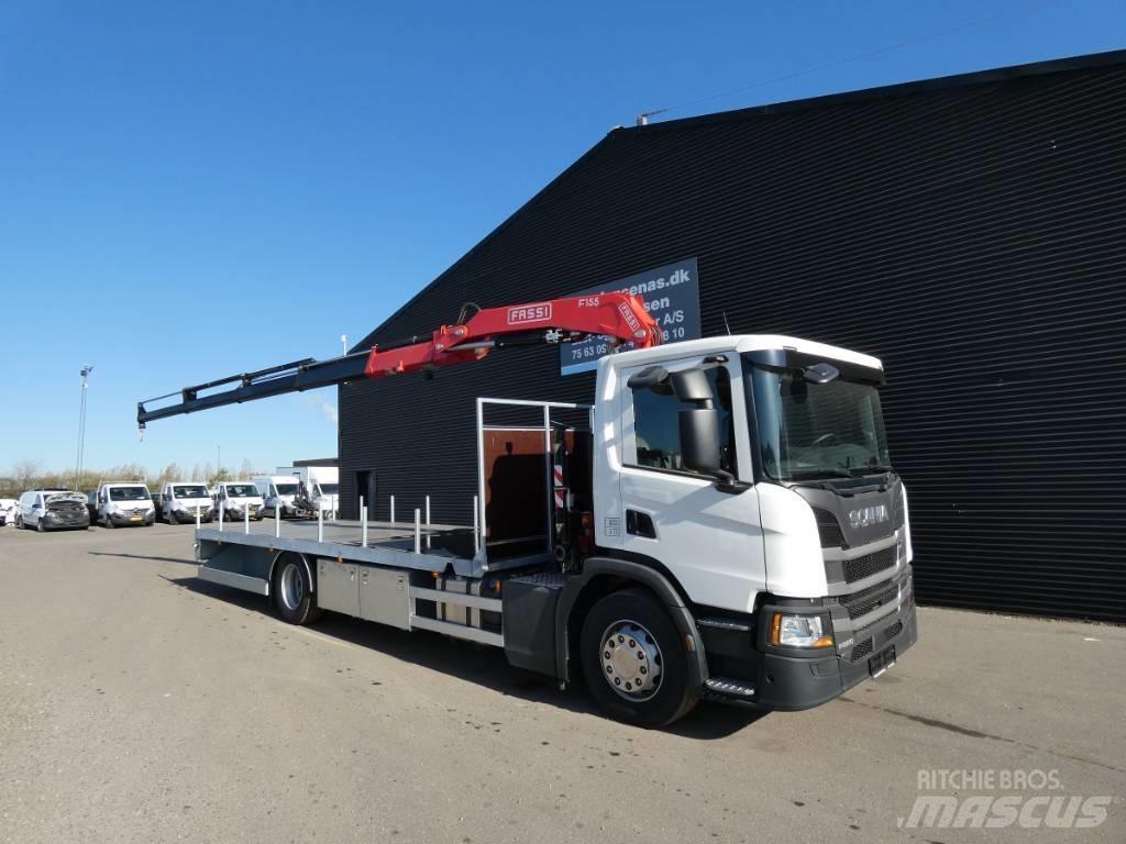 Scania p 220 Camion plateau ridelle avec grue