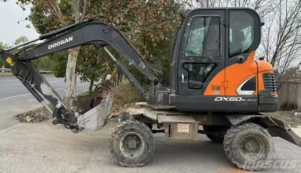 Doosan DX 60 Pelle sur pneus