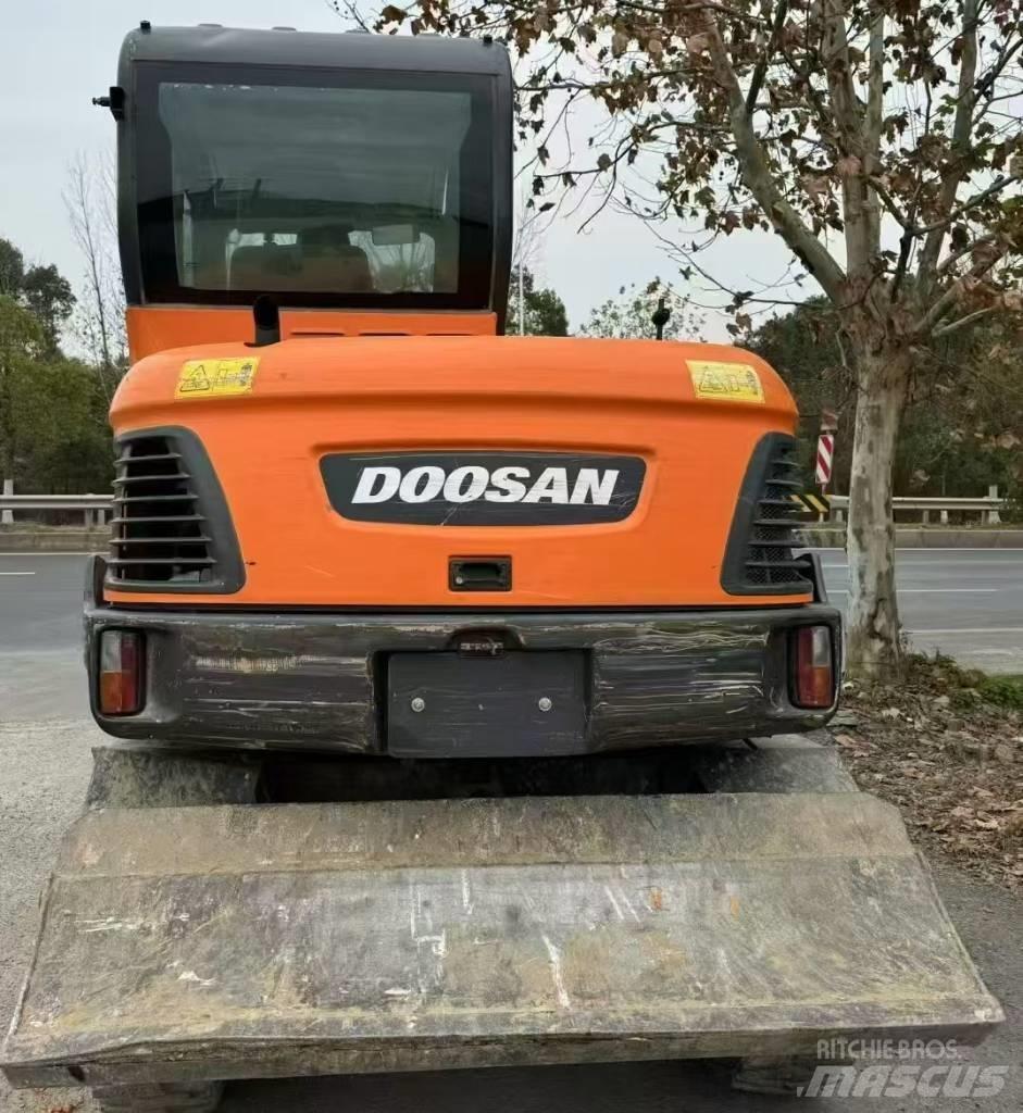 Doosan DX 60 Pelle sur pneus