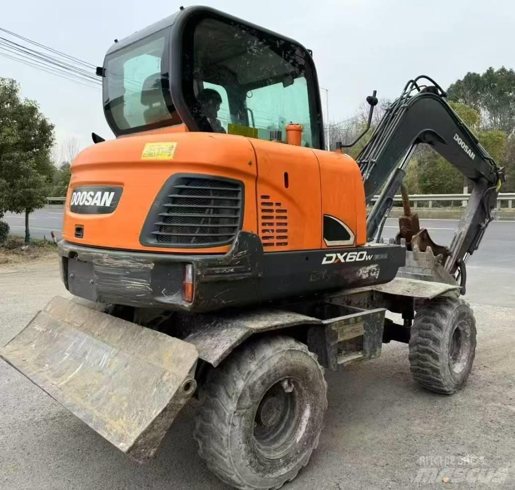 Doosan DX 60 Pelle sur pneus