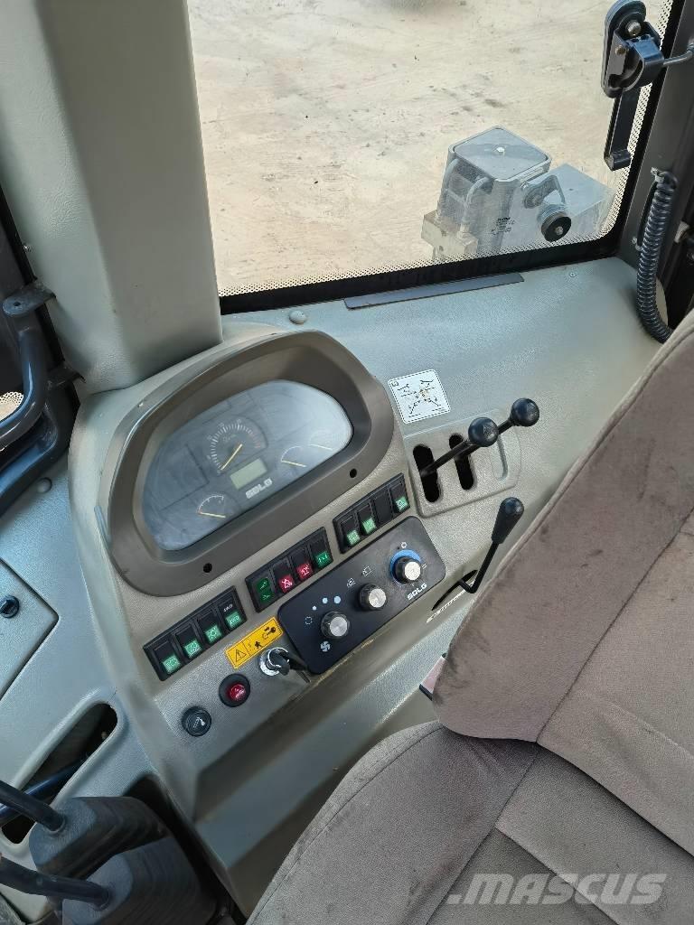 SDLG B877 Tractopelle