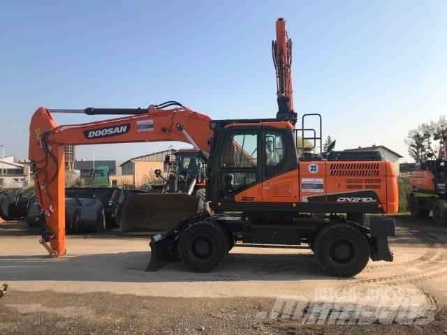Doosan DX 210 W Pelle sur pneus