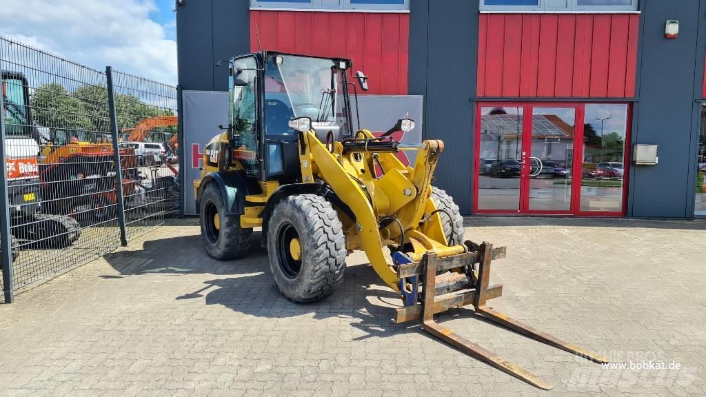 CAT 908 Chargeuse sur pneus