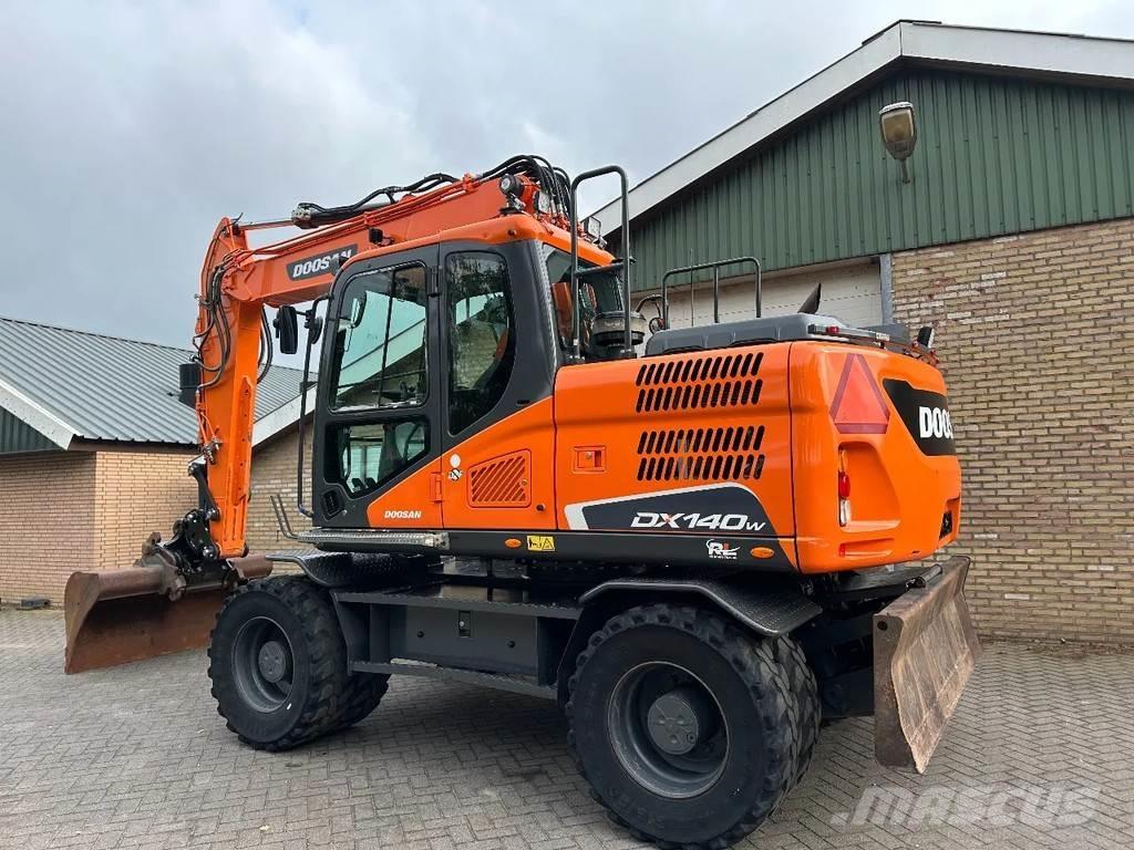 Doosan DX140W-5 Pelle sur pneus