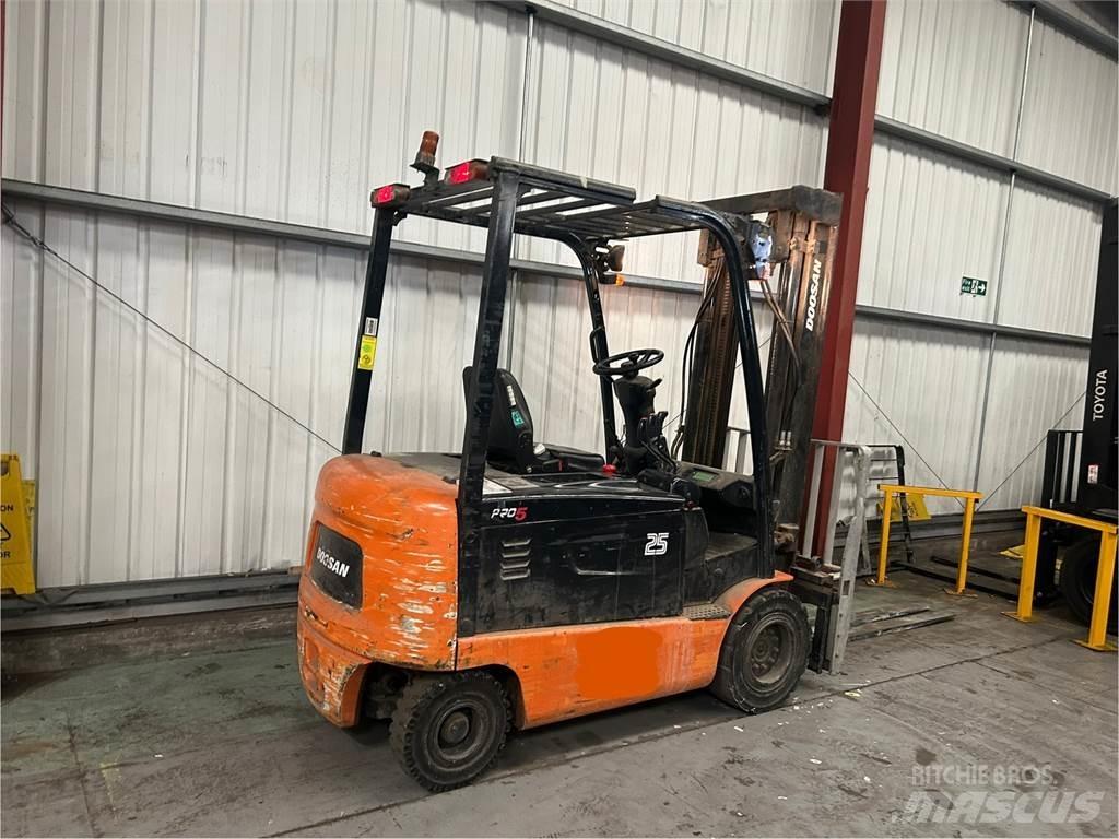 Doosan B25X-5 Chariots élévateurs électriques