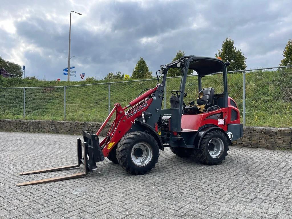 Mustang AL306 Bouteurs sur roues