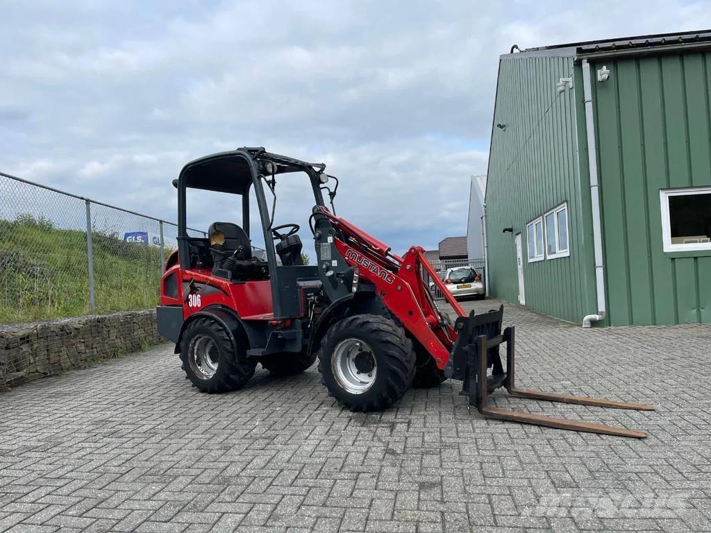 Mustang AL306 Bouteurs sur roues