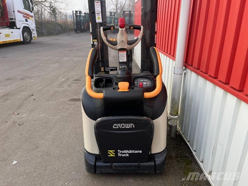 Crown ETi 4000-1.2 Gerbeur accompagnant