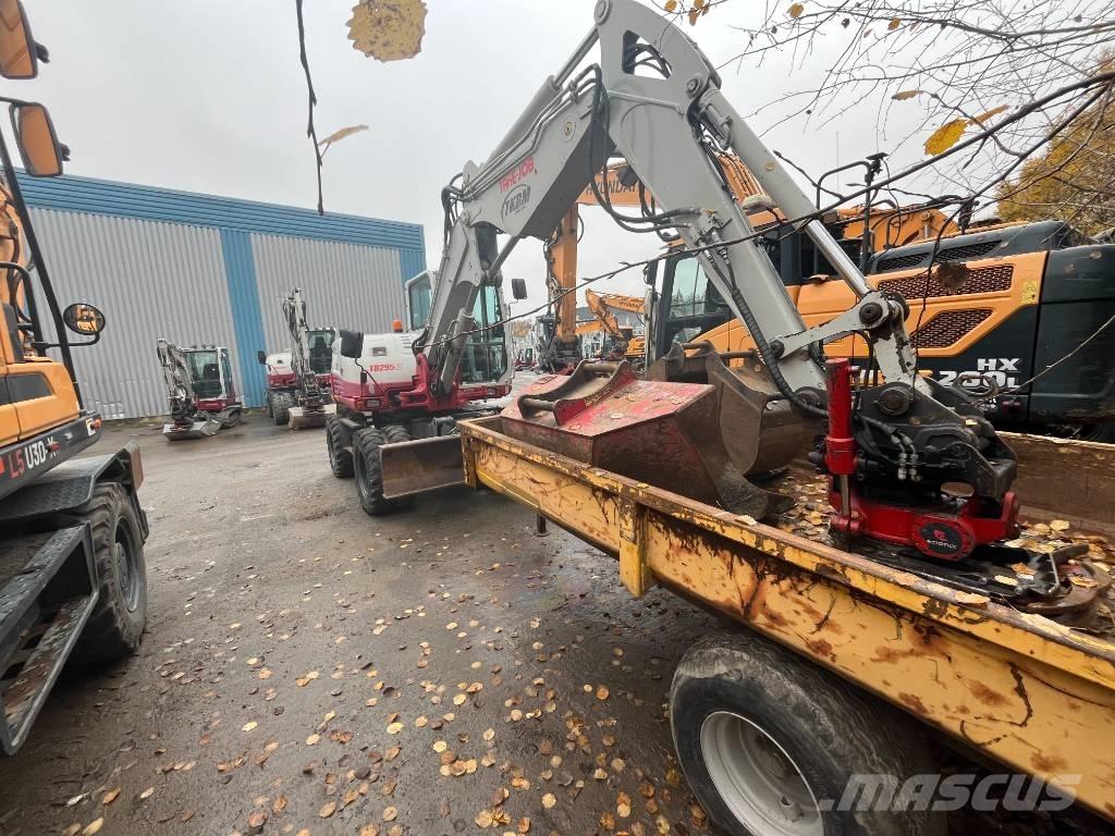 Takeuchi TB 295 W Pelle sur pneus