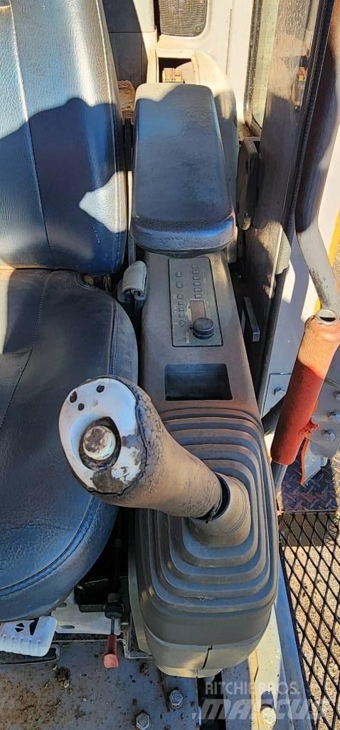 Hitachi ZX 225 USR Pelle sur chenilles