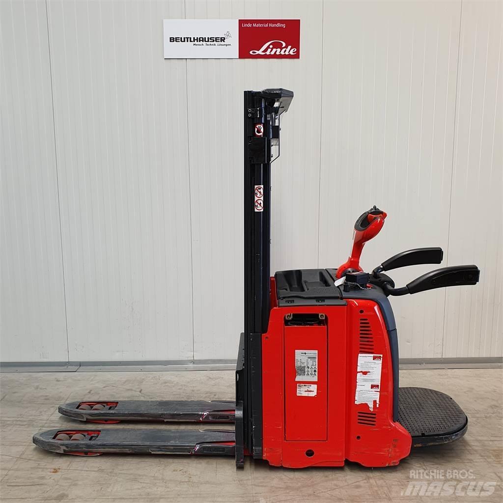 Linde D12AP Gerbeur accompagnant