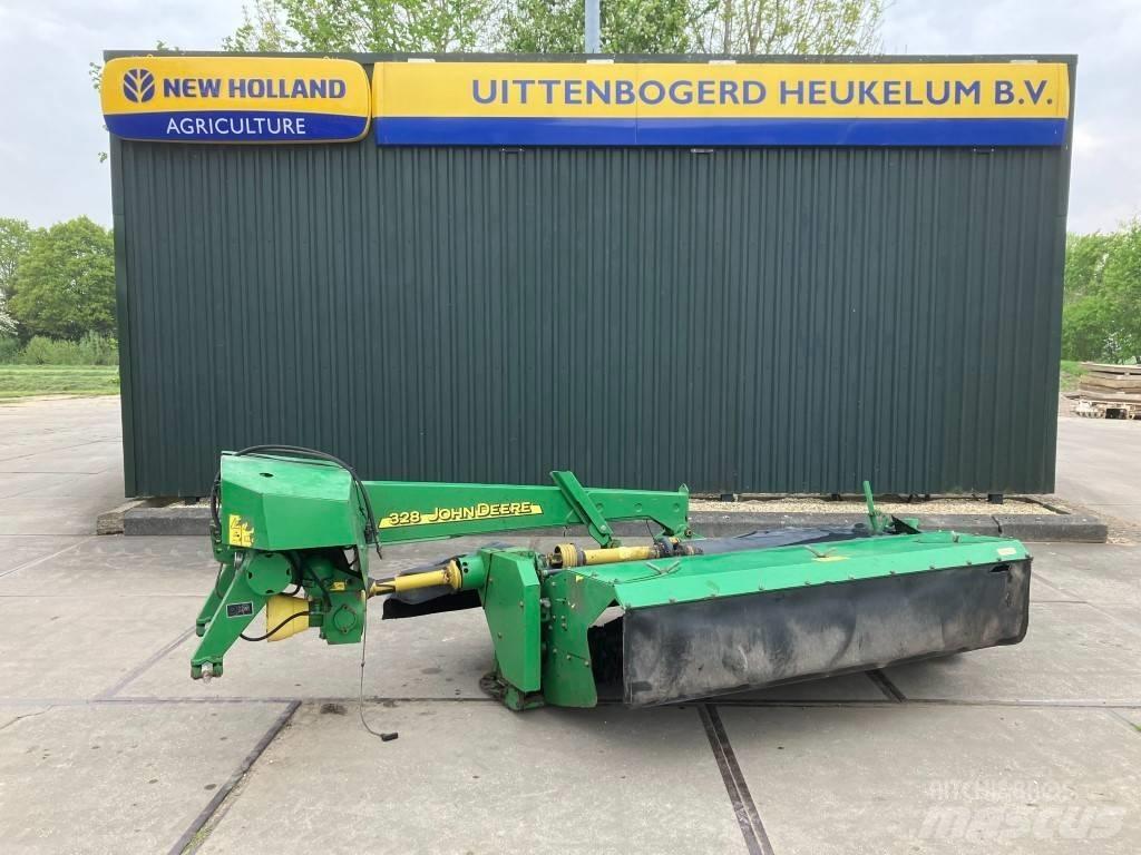 John Deere 328 Faucheuse