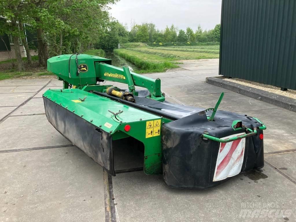 John Deere 328 Faucheuse