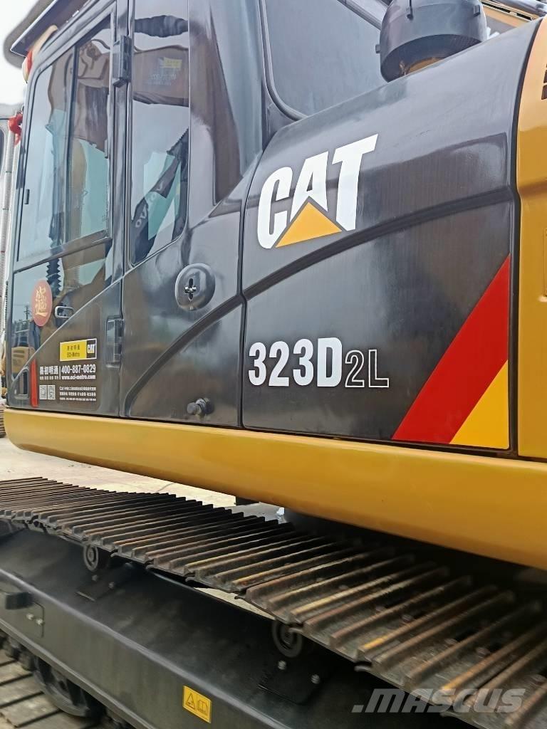 CAT 323 D2L Pelle sur chenilles