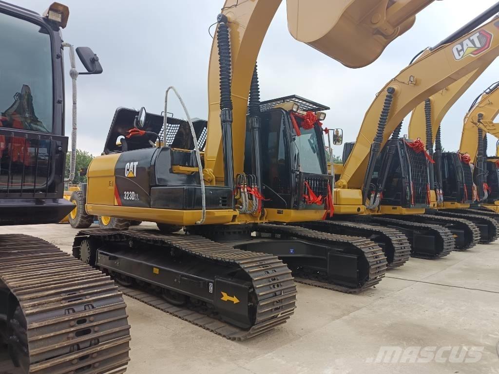 CAT 323 D2L Pelle sur chenilles